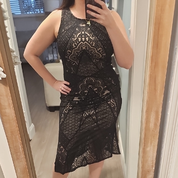 Carmen Marc Valvo Dresses & Skirts - Carmen Valvo Nude & Black Lace Dress